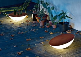 Lampa-stolik. Nieprzepuszczająca światła pokrywa, wyprofilowana w taki sposób, że woda ścieka z niej na boki, może służyć za blat. Ponadto lampa Solar emanuje miękką poświatą, budując klimat miejsca. Dzięki specjalnej konstrukcji całość można przechylać i sterować kątem padania światła. Foscarini, fabrykaform.pl