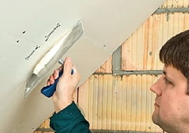 Gipsową masę szpachlową nanosi się na styki płyt i łepki wkrętów mocujących je do rusztu.