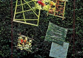 16.07.2011 WARSZAWA OGROD BOTANICZNY PAN AL UJAZDOWSKIE WYSTAWA PRAC UCZNIOW MIKLASZEWSKIEJ ZAJECIA Z DZIECMI I DOROSLYMI ORAZ PRACE BIRUTA - LADYZYNSKA KOMPOZYCJE SYLWIA BEDNAREK DLA CZASOPISMA BUKIETY FOT. ARKADIUSZ SCICHOCKI / AGENCJA GAZETA SLOWA KLUCZOWE: ROSLINA KWIAT FLORYSTYKA KOMPOZYCJA DEKORACJA