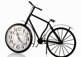 <B> Jego otwarcie ogłosili nie tylko zapaleni cykliści, ale również projektanci przedmiotów do domu. Widać to po meblach i dodatkach w formie rowerów lub ozdobionych ich motywem, które pojawiły się już w sklepach. </B><BR /> AKCESORIA: Zegar, metal, cena: 99 zł, home&you