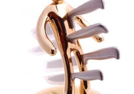 W kuchni, łazience, nawet przy spokojnej lekturze wiele wydarzyć się może. Wniosek: lepiej nie podpadać pani domu (szczególnie, gdy nie dostała kwiatka na Dzień Kobiet). <BR /> AKCESORIA. Dodaj odrobinę mistycyzmu, magii i czarów do swojej kuchni! Zaprojektowany przez Raffaele'a Lannelo - niezwykle oryginalny stojak z pięcioma nożami kuchennymi. Stojak swoją formą i pomysłem nawiązuje do słynnych laleczek voodoo. Teraz i Ty możesz stać się kuchenym szamanem! Wykorzystaj to przeciwko tym, którym nie smakowały Twoje potrawy! 529 zł, crazyshop.pl