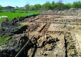 Ławy ziemne przygotowuje się ręcznie lub z użyciem małej koparki