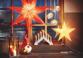 Papierowe gwiazdy z oprawkami E14: duża (o śr. 75 cm) ok. 50 zł, mniejsza (o śr. 35 cm) ok. 30 zł, świecznik ok. 25 zł, lampion ze stali i szkła (wys. 40 cm) ok. 70 zł, szklana bombka LED ok. 30 zł, Jula.