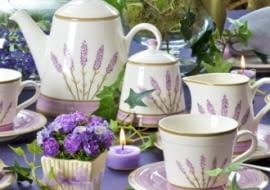 Choć pora roku wciąż sprzyja piknikom - pogoda nie zawsze. Zamiast więc moknąć gdzieś nad rzeczką nad rozmoczoną szarlotką lub omdlewać z gorąca nad roztopionymi lodami, przygotujmy letnią przekąskę w jadalni lub na balkonie. A żeby wzmóc efekt naturalności - wybierzmy naczynia we florystyczne wzory. <BR /> Zestaw do herbaty dla 6 osób, porcelana, Villa Italia