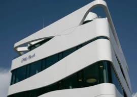 Centrum Naukowe Technologii Medycznych przy Potsdamer Platz w Berlinie projektu Gnädinger Architects