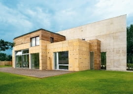 Budynek wykończono trzema rodzajami kamienia - piaskowcem, trawertynem i basaltiną - oraz drewnem. Charakterystycznym elementem elewacji jest kamienna 'ściana-rama' nadająca sylwetce monumentalny charakter