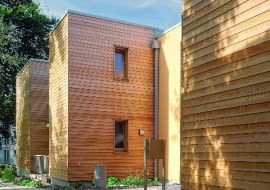 350 kg/m3 - co najmniej taką gęstość musi mieć drewno iglaste, aby nadawało się do wykończenia elewacji