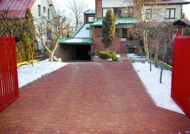 Dobrej jakości kostka brukowa powinna bez szkody znieść zimową pogodę. Z takiej nawierzchni wystarczy jedynie zmyć piasek i sól