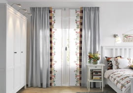 <B>Ze względu na swą prostą formę, panele zasłonowe, zwane też ekranami, idealnie pasują do nowoczesnych wnętrz. Ale w tradycyjnych też się odnajdą, zwłaszcza w towarzystwie ozdobnych zasłon.</B> <BR />Efektowny nadruk ludowego haftu zdobiący tkaninę mógłby stać się mało czytelny, gdyby udrapowano ją w fałdy albo suto umarszczono. Z materiału uszyto więc panele zasłonowe. Dzięki temu motyw jest dobrze widoczny. Takie same wzory jak na panelach widnieje na pościeli. Razem tworzą bardzo wysmakowaną dekorację wnętrza. Panel zasłonowy, 60 x 300 cm - 59,99 zł, IKEA.