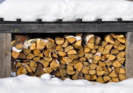 Drewno powinniśmy przechowywać na powietrzu. Najlepiej sprawdzają się otwarte, ale zadaszone wiaty