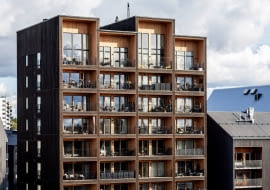 Kajstaden Tall Timber Building - drewniany budynek mieszkalny Västerås (Szwecja). Proj. CF Møller Architects