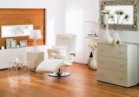 Drzewo z deszczowych lasów Ameryki Południowej i Środkowej, osiągające nawet 30 metrów wysokości. Jatoba często jest nazywana diamentową wiśnią; z dobrze znaną nam wiśnią łączy ją czerwonawy kolor, z diamentem - twardość oraz odporność na niszczenie. <br/> Deska barlinecka, seria Pure Jatoba Titicaca Grande, Barlinek, cena 195 zł netto/m kw.