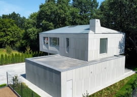 Szare dachy solarne na awangardowym osiedlu Monolit w Straszynie, k. Gdańska