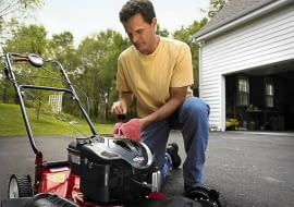 KOSIAREK SPALINOWYCH używamy najczęściej na dużych trawnikach. Jeśli o nie prawidłowo zadbamy, będą zużywać mniej paliwa. Na zdjęciu kosiarka spalinowa Briggs & Stratton.