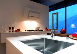 Geometryczna, składana wylewka pozwala wygodnie zmywać. Kiedy baterii nie używamy - zmienia się w ozdobę kuchni