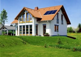 DOM JEDNORODZINNY WYKORZYSTANIE ENERGII SLONECZNEJ KOLEKTOR UMIESZCZONY NA DACHU DOMU FOT. STIEBEL ELTRON es SA_5298M DO JEDNORAZOWEJ PUBLIKACJI PUBLIKACJA LADNY DOM NR 4 (54) - 4.2003 PUBLIKACJA LADNY DOM NR 6 (68) - 6.2004