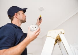 Montaz czujnika dymu na suficie