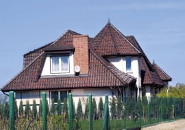 Za wieżyczką i kominem na pewno gromadzi się wiele ciekawych rzeczy, które trzeba regularnie usuwać. Pytanie: kto, prócz kota, tam wejdzie?