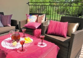 <B>Jak odmienić opatrzoną kanapę albo fotel? Położyć na nich poduszki. Im więcej, tym lepiej, bo efekt będzie bardziej wyrazisty. Na powłoczki nadadzą się resztki wszelkich tkanin - od jednobarwnych płócien po wzorzyste gobeliny, które ożywczo wpłyną na wystrój całego wnętrza.</B> <BR />Poszewka w tiulu - pewnym sposobem na uatrakcyjnienie wyglądu zwyczajnej poduszki jest doszycie do wierzchu drugiej warstwy tkaniny, np. półprzezroczystego tiulu.