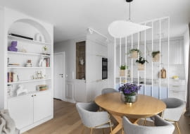 Inspirujący spokój: 87-metrowe mieszkanie w bieli, beżu, błękitach i jasnym drewnie