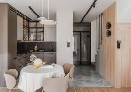 Kuchnia połączona z częścią  dzienną daje wrażenie większej przestrzeni. „Wciągnięta” kolorystycznie do aranżacji salonu współtworzy spójny, uporządkowany wystrój całości.