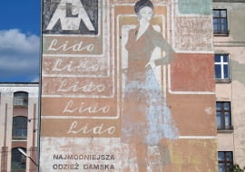 Łódzkie Murale - Lido, najmodniejsza odzież damska. Mural zachowany w dobrym stanie.