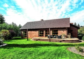 Dach dwuspadowy, nazywany też dwupołaciowym, szczytowym lub siodłowym to dach o dwóch przeciwległych połaciach połączonych w kalenicy