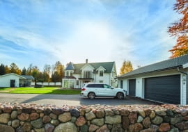 Do z dwustronnym garażem