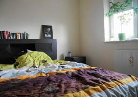 <B>Dopóki gospodarz był singlem, niewykończona sypialnia w zupełności mu wystarczała. Ale gdy w domu pojawiła się kobieta, również w tym pomieszczeniu musiała dokonać się rewolucja. Zobaczcie jej efekty.</B> <BR />PRZED ZMIANĄ. Gospodarzowi nie zależało na dekoracyjnym wyglądzie sypialni. Zadbał tylko o niezbędne meble: wygodne łóżko ze schowkami w zagłówku, szafkę nocną i fotel.