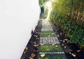 Ścieżka z płyt piaskowca i kostki granitowej. Jeżeli piaskowiec nie zostanie oczyszczony, wkrótce zacznie się kruszyć.