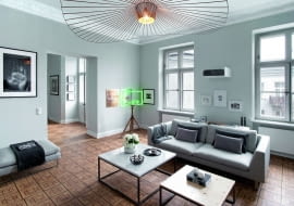 Mimo zróżnicowanych wzorów podłogi przestrzenie salonu i jadalni harmonijnie się przenikają. Łączy je perłowa szarość ścian, biel sufitów i listew przypodłogowych. Wieczorami lampa wisząca Vertigo (proj. Constance Guisset, NAP) reżyseruje spektakularny teatr światłocienia.