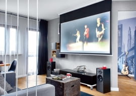 Szaro, szaro, ale nie nudno. Niewiele tu mebli i dodatków prosto ze sklepu. Sporo elementów wyposażenia zrobił sam gospodarz. Efekt? Niebanalne rozwiązania, oryginalne sprzęty, niepowtarzalne wnętrze.