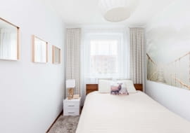 PO ZMIANIE: Każdy szczegół się liczy! W pokoju nie tylko przemalowano ściany, zmieniono też wszystkie dodatki. Lampka nocna ma drewnianą podstawę, która nawiązuje do głównej dekoracji sypialni: zdobiącego ścianę fotograficznego obrazu z mostem linowym.