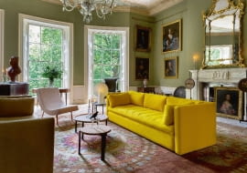 Sofa Hackney, bardzo duża i wygodna. Jest mocnym, nowoczesnym punktem w stylowym wnętrzu, Hay/Square Space