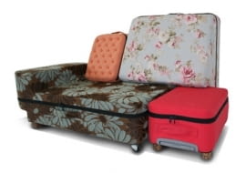 Zestaw walizek, które mogą być również kanapą.