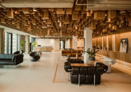 1 miejsce konkursu ART in Architecture festival 2022 w kategorii "biuro": Pracownia MIXD oraz Inwestor Echo Investment S.A. biuro Echo Investment w Warszawie z pracami Martyny Berger, Nikodema Szpunara, Macieja Błaźniaka oraz międzynarodowej grupy architektów zrzeszonych przez serwis Desplans.