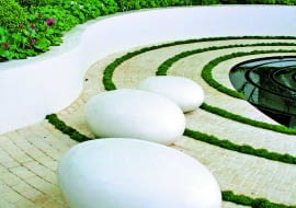 Wszystkie elementy architektury zostały tu wykonane z betonu. W rezultacie powstał jasny, nowoczesny zakątek.