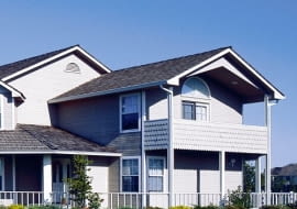 Siding na całej elewacji domu. Różnorodność elementów pozwala bez problemu wykańczać różne detale