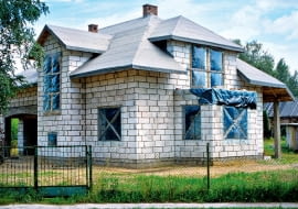 Nie wystarczy zabezpieczyć dom w budowie przed opadami - warto też go ubezpieczyć