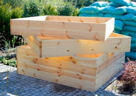 Skrzynia na grządkę powinna mieć wysokość 30-60 cm, szerokość maksimum 120 cm i podobną długość. Optymalna grubość desek to 5 cm. Deski w rogach skrzyni trzeba przykręcić śrubami do kantówek.