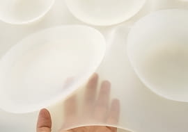 obrus z naczyniami; projekt: Maezm