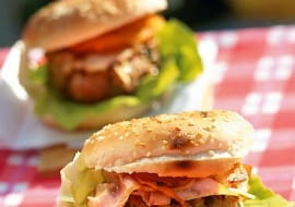 15.05.2006 WARSZAWA , SESJA JEDZENIE , GRILL W OGRODZIE