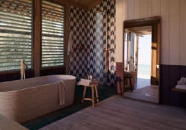 Kolumny prysznicowe z kolekcji AXOR Starck Showers kultową formę przenoszą w przestrzenie otwarte. Pozwalają w pełni cieszyć się wodą, tym bardziej że komfort użytkownika łączą z bardzo oszczędnym wykorzystaniem zasobów naturalnych.