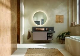 Rzeźbiarskie akcenty: poprzez zestawienie okrągłych i owalnych umywalek z kwadratowymi bazami, Patricia Urquiola nadała umywalkom nablatowym Balcoon architektoniczną wyrazistość. Centralnym kolorem kolekcji jest Clay Terra Matt, który podkreśla autentyczność i rzemieślniczy charakter ceramiki.