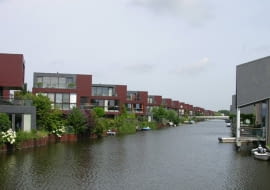 Apartamenty nad wodą nie muszą powstawać tylko w centrum miasta. Na zdjęciu nowa dzielnica mieszkaniowa w holenderskim Almere, fot. citypolska.com