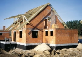 Ceramika to najbardziej tradycyjny materiał do budowy ścian; jej nowocześniejsza wersja to ceramika poryzowana