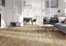 Nowoczesny salon z kominkiem