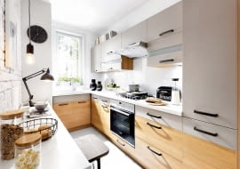 IM PROŚCIEJ, TYM LEPIEJ. Styl eko nie chce poprawiać natury. Ceni surowy urok drewna i kamienia. Na zdjęciu - meble kuchenne z kolekcji Semi Line 2017.