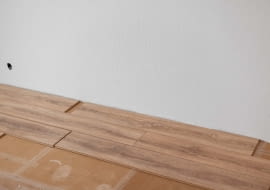 Deski warstwowe można układać jako podłogę pływającą, nie przytwierdzoną do podłoża, ale możliwy jest też montaż na klej