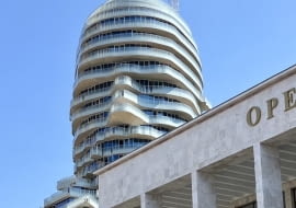 Tirana’s Rock / Głowa Skandenberga w Tiranie. Proj. MVRDV